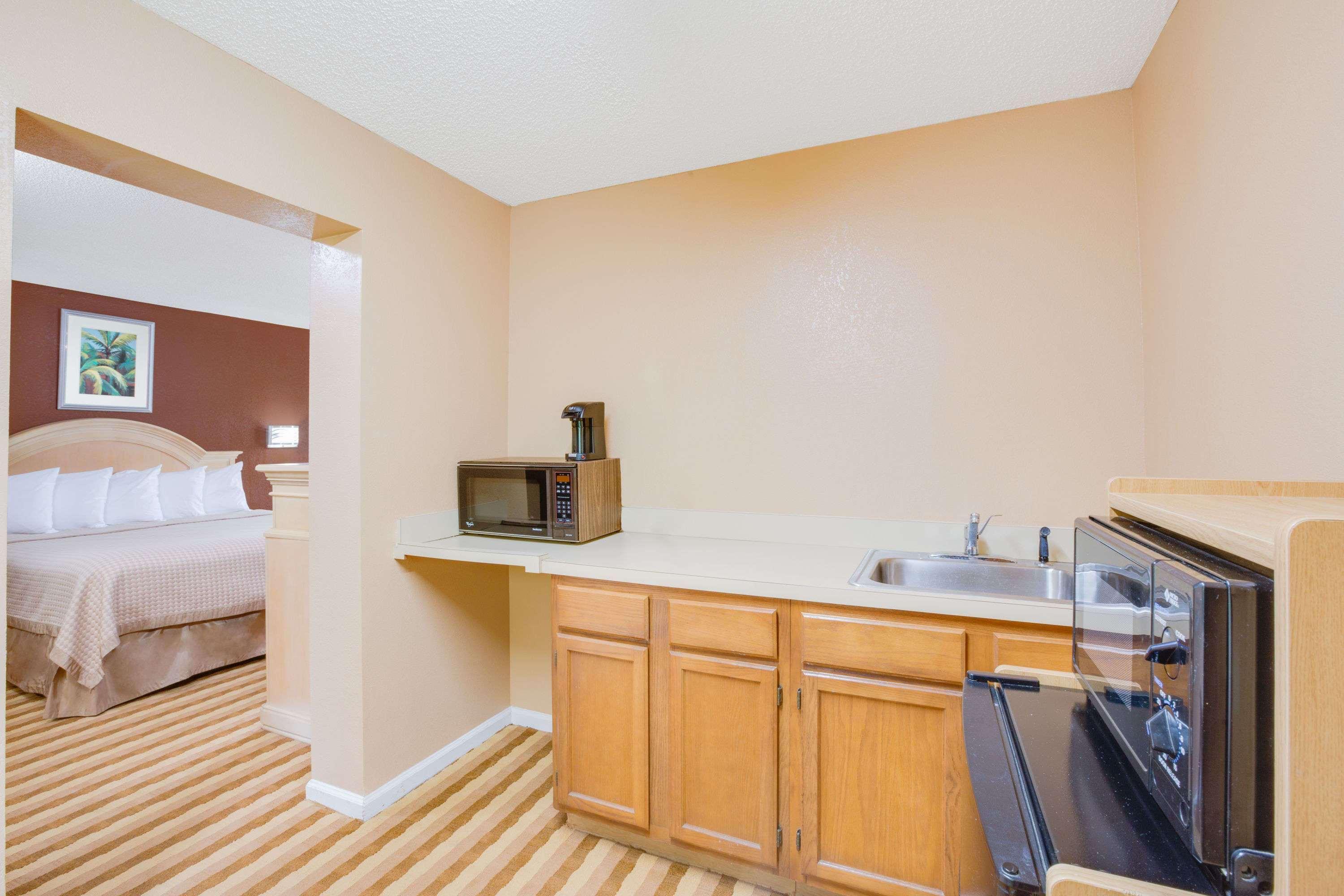 Columbus Inn And Suites Esterno foto