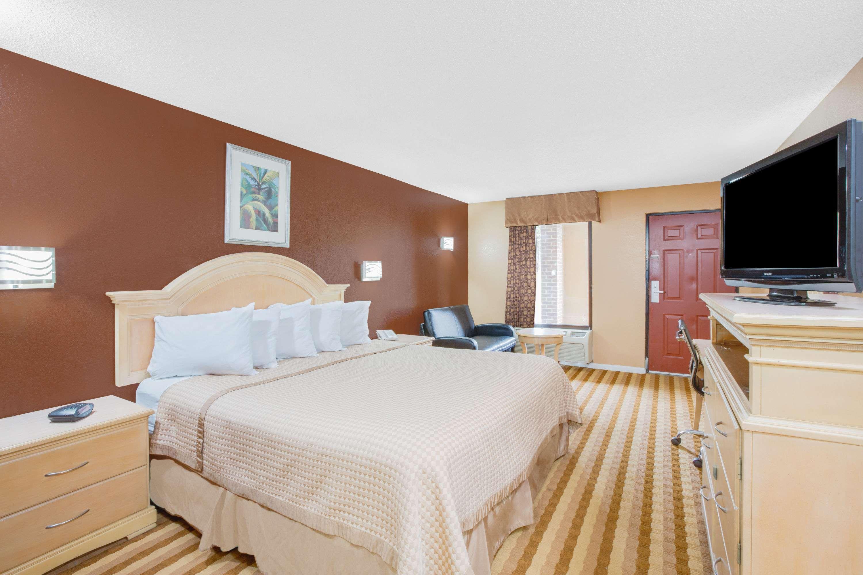 Columbus Inn And Suites Esterno foto