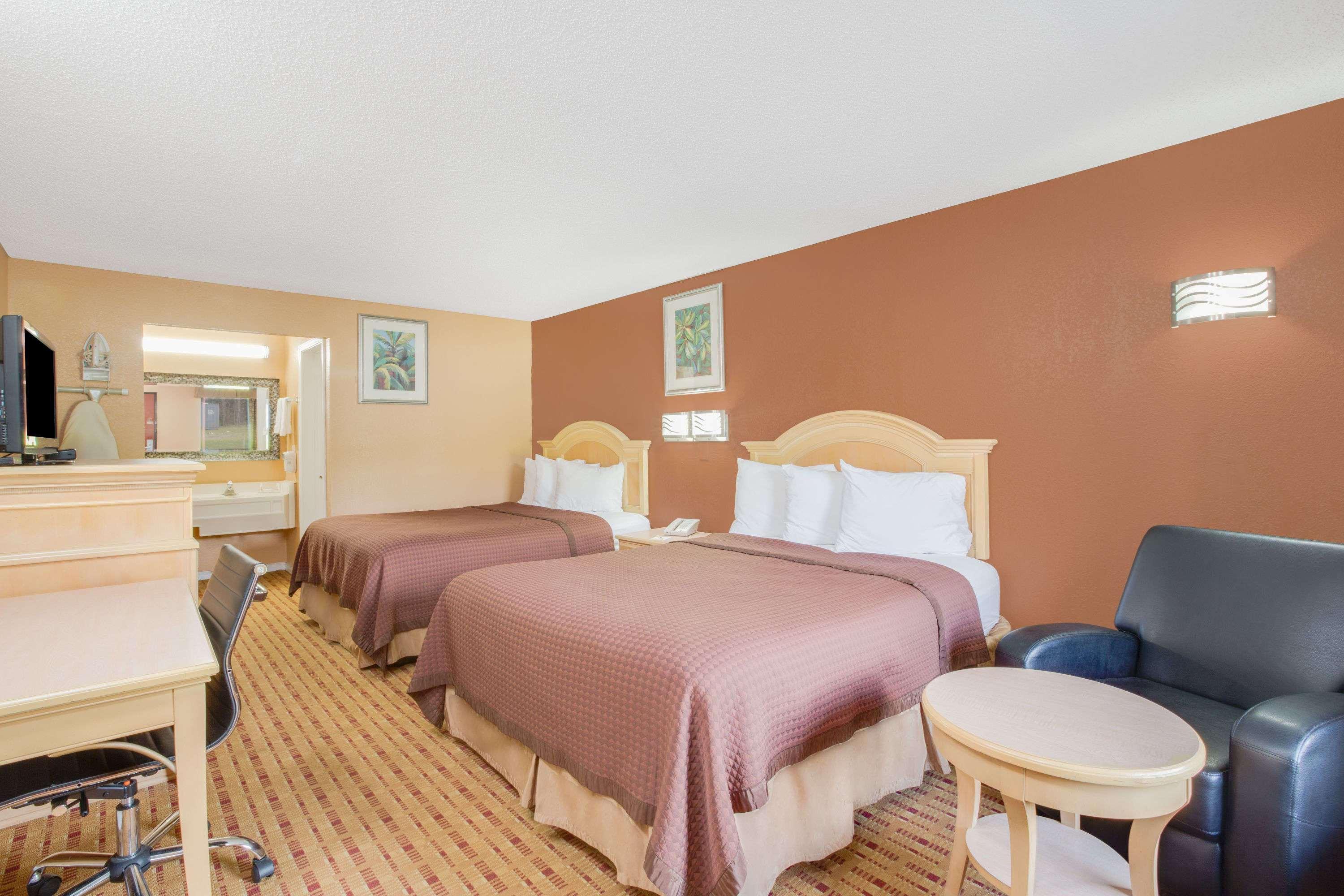 Columbus Inn And Suites Esterno foto