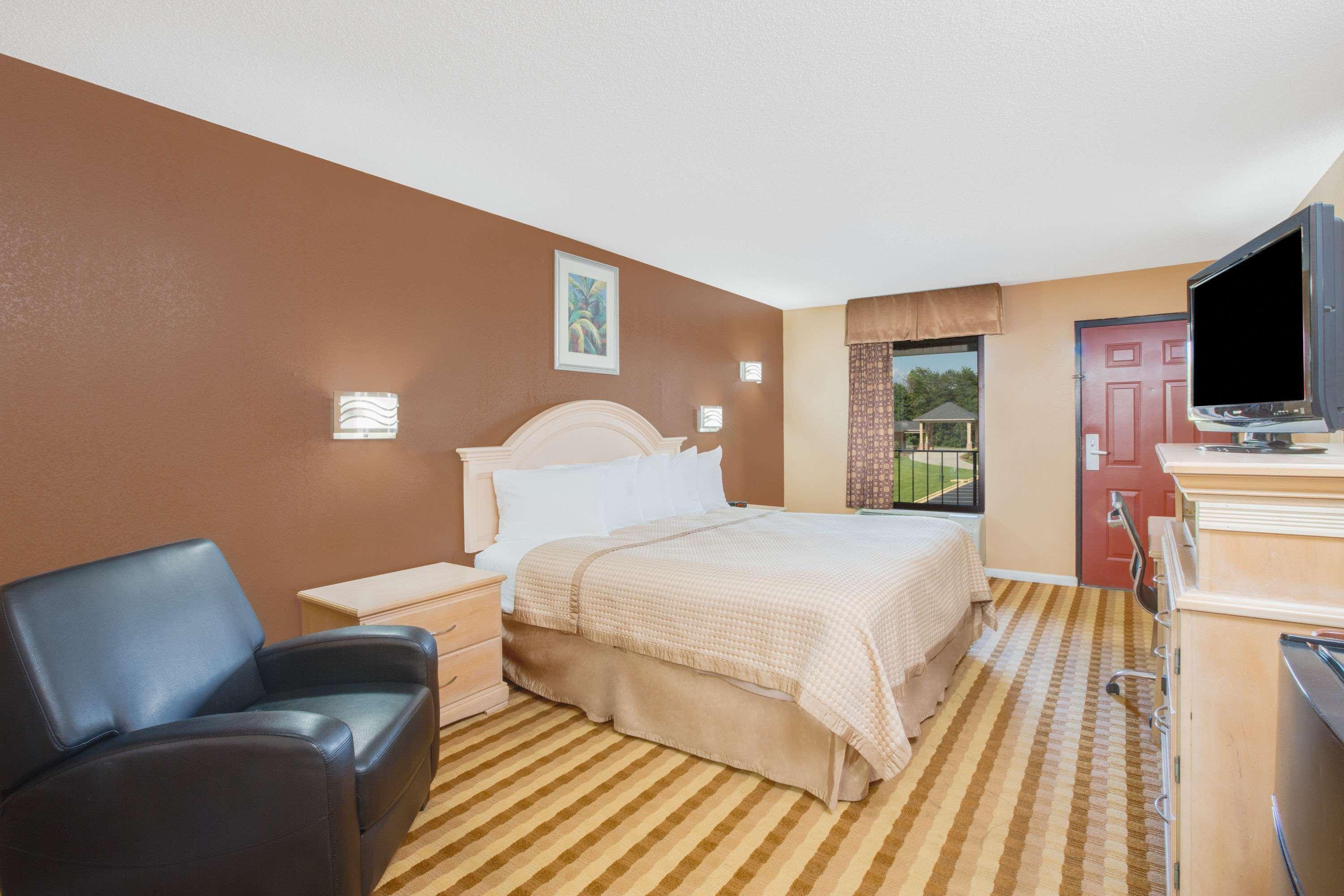 Columbus Inn And Suites Esterno foto