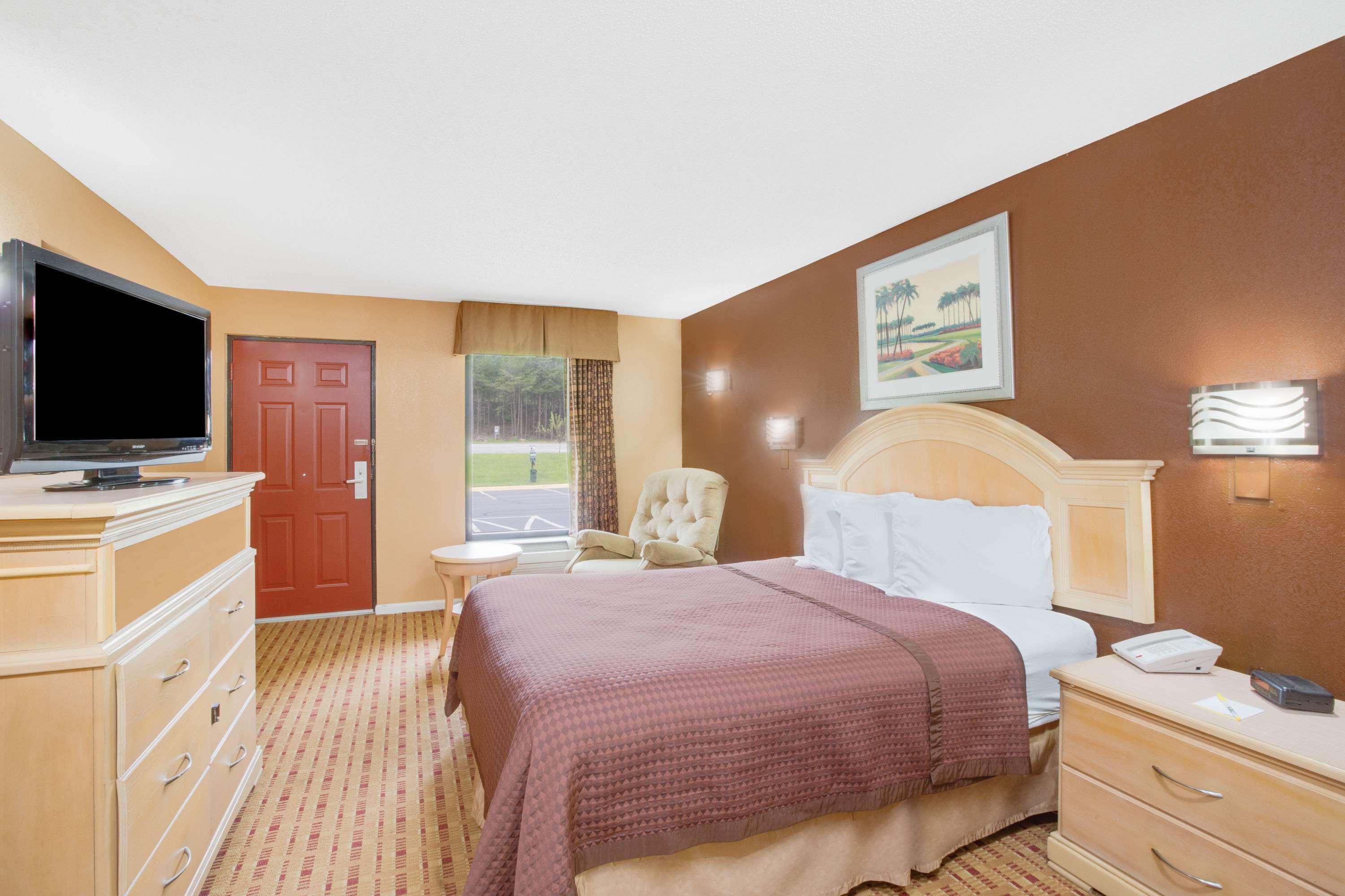 Columbus Inn And Suites Esterno foto