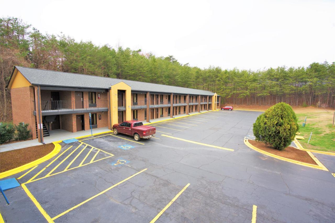 Columbus Inn And Suites Esterno foto
