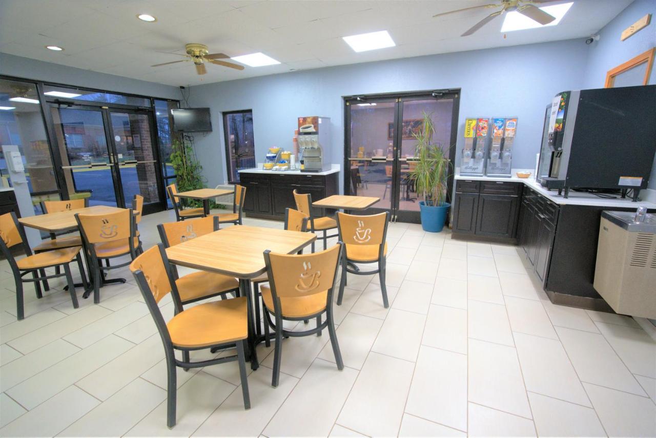 Columbus Inn And Suites Esterno foto