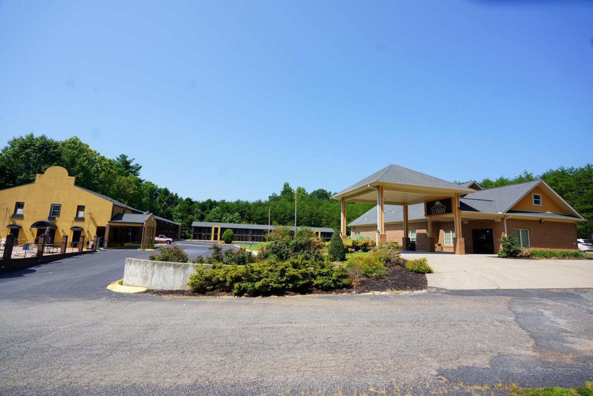 Columbus Inn And Suites Esterno foto