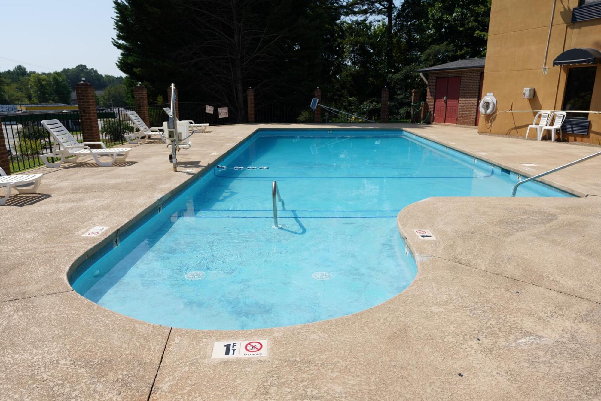 Columbus Inn And Suites Esterno foto