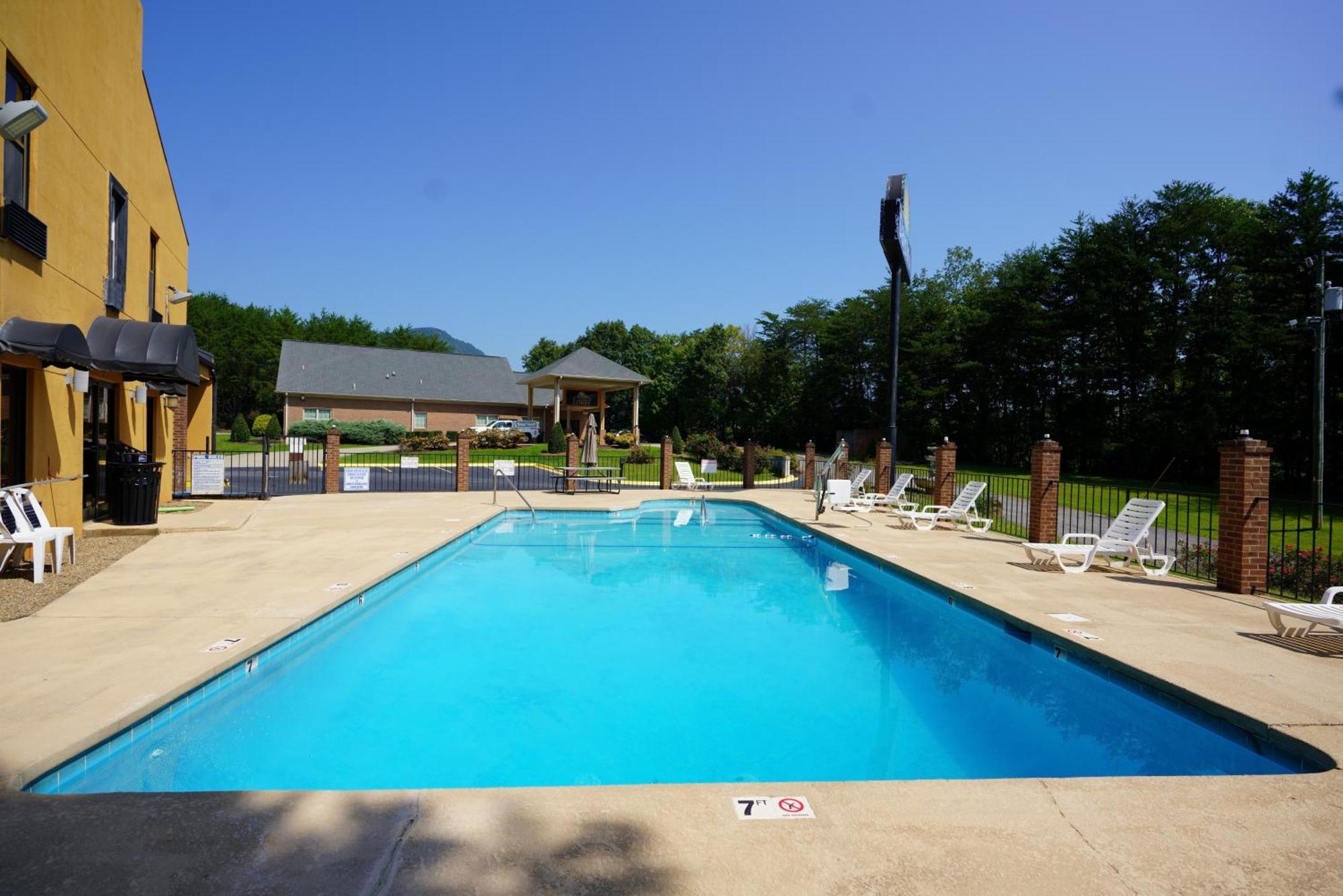 Columbus Inn And Suites Esterno foto