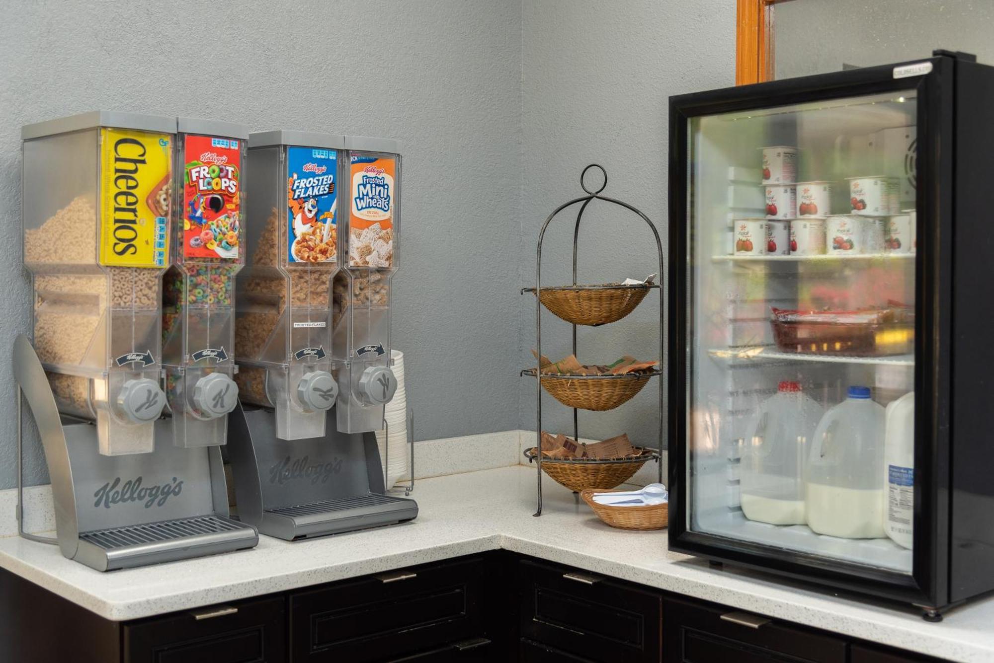 Columbus Inn And Suites Esterno foto