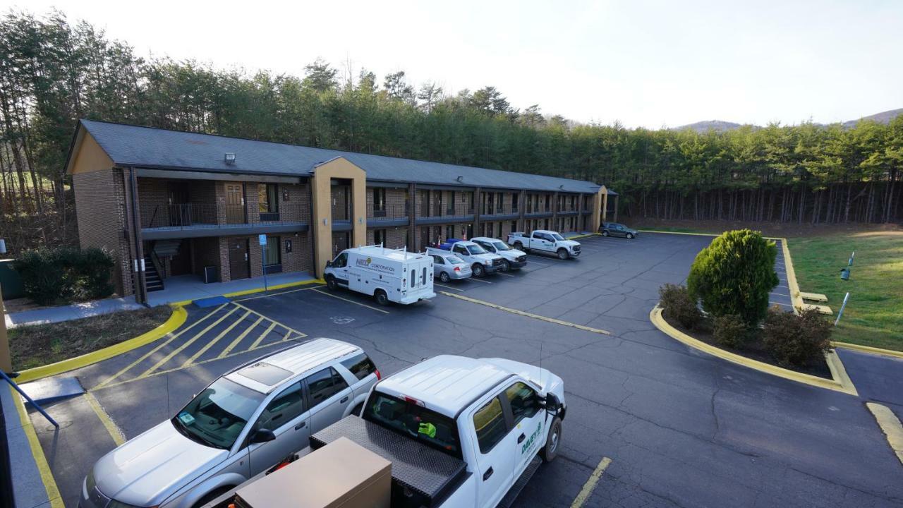 Columbus Inn And Suites Esterno foto